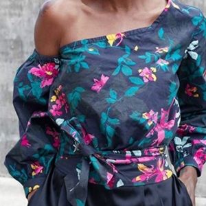 Limited edition. Gorgeous one-shoulder top.